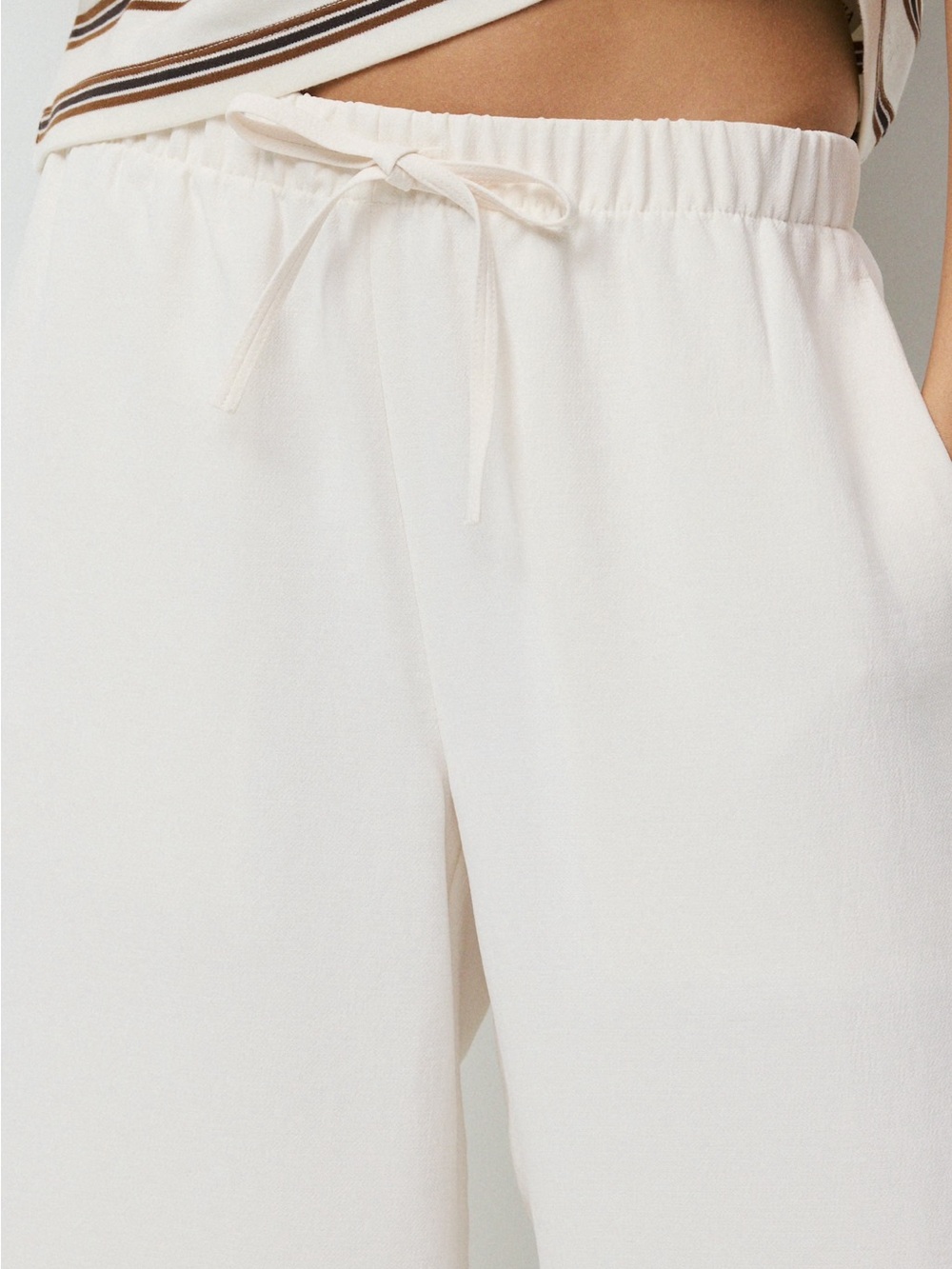 Aritzia NWOT The Lodge Pant Light Crepette Birch Size Medium - Picture 3 of 15